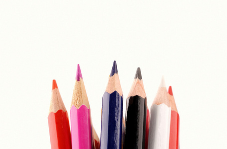 孤立在白色背景上的五彩的铅笔