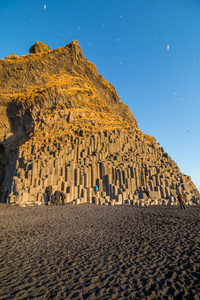 Reynisfjara 有岩石的黑色沙滩。冰岛