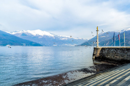 马焦雷湖和瑞士的山脉的秋景