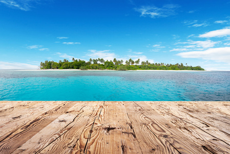 木地板和背景上的热带小岛