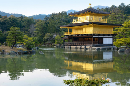 金阁寺，其金色的倒影，在周围池塘花园在京都，日本