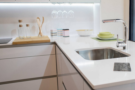 现代厨房内饰与水槽。白色设计理念