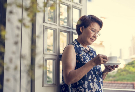 高级女人与茶杯子