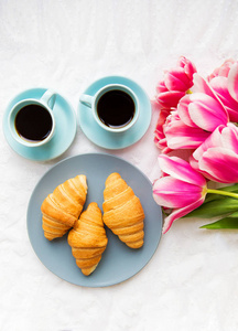 两杯咖啡, 羊角面包和一束粉红色的郁金香, 美丽的早晨