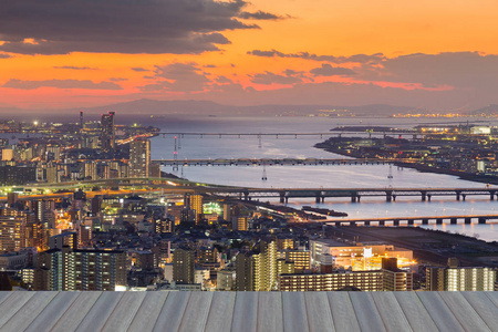 市市中心的鸟瞰图，日本大阪在日落