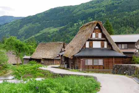 合掌zukuri 在白川乡村的房子。白川乡已被列入教科文组织世界遗产名录由于其传统的合掌 zukuri 的房子, 除了附近的白