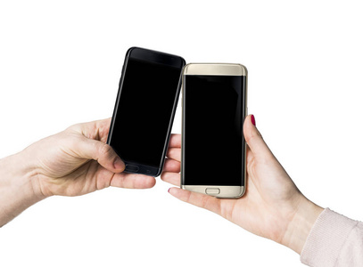 金色和黑色的智能手机，与空白的蓝色屏幕复制空间隔离在白色背景上的女性人类手中