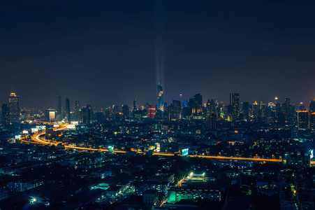 曼谷夜景与泰国曼谷商业区的摩天大楼