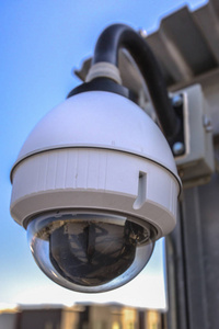商业领域中的白色圆顶安全摄像机