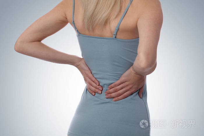 背痛体育健身女人摩擦她的腰背部的肌肉体育锻炼损伤