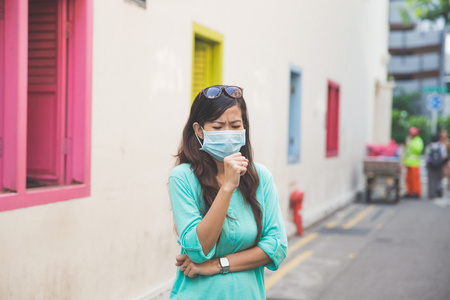 女人戴医用口罩