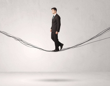 销售人员在绘制绳索上保持平衡