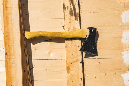 斧头与木板的背景木柄。工作工具