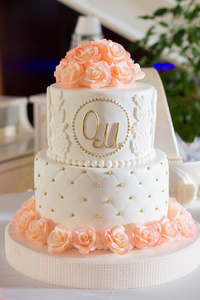 甜蜜的婚礼蛋糕与玫瑰