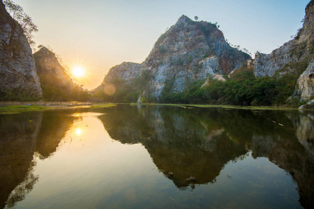 美丽的景色的水库和山与考非淋菌性尿道炎的夕阳