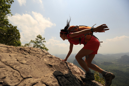 亚洲女人爬上玉珠