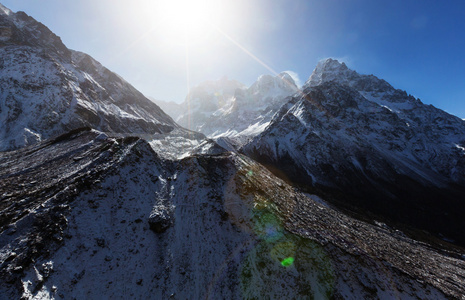 在两座地区山