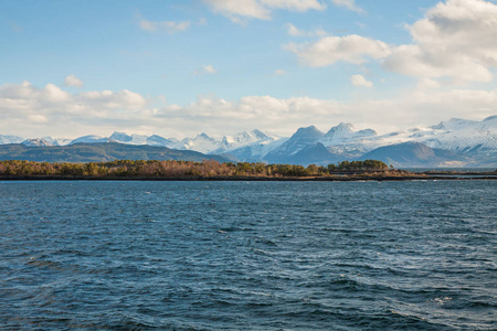 海湾在挪威自然背景, 看法从轮渡甲板