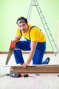 专业承包商在家铺设地板