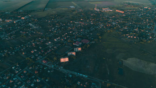 村庄的鸟瞰图。建筑。领域。日落。乌克兰