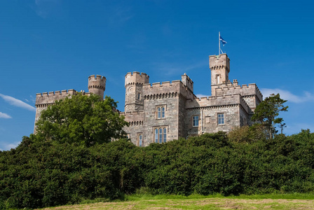 暑假在 Lews 城堡斯托诺韦, 英国。蓝天上绿树成荫的城堡。维多利亚风格的建筑和设计。地标和吸引力