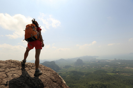 女背包客在山