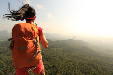 成功的女人的徒步旅行者