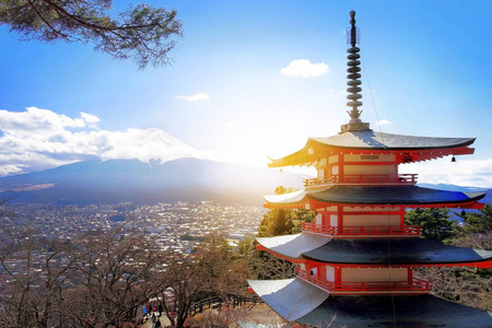 与红色宝塔在冬天，吉田，日本富士山