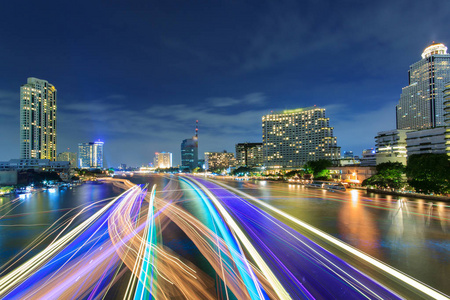 美丽的夜晚城市曼谷与速度指示灯在河上
