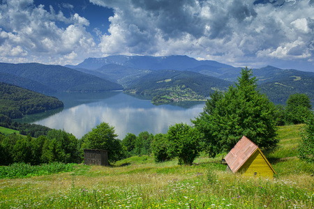 美丽的 Bicaz 湖和乡村风景, 罗马尼亚