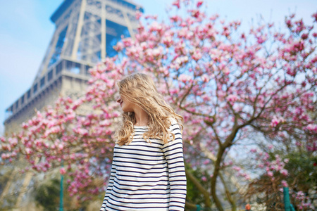 在巴黎埃菲尔铁塔和粉红色玉兰附近的女孩