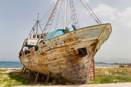 被遗弃的木制渔船船的残骸
