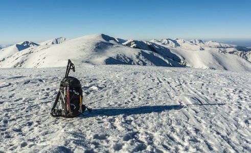 冬天在山上用冰斧和登山杆背包