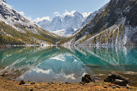 雪覆盖冬季高山湖泊，俄罗斯 西伯利亚 阿尔泰山，丘亚岭