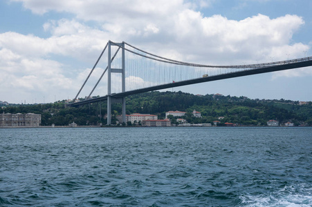 在伊斯坦布尔博斯普鲁斯海峡大桥