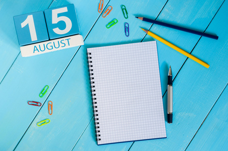 8 月 15 日。八月 15 木制彩色日历在蓝色背景上的图像。夏季的一天。文本的空白空间。世界考古天
