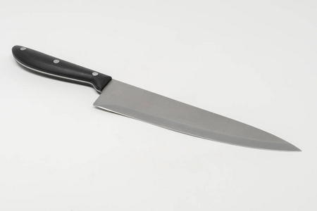 一种有角的不锈钢厨房刀对白色背景的设置