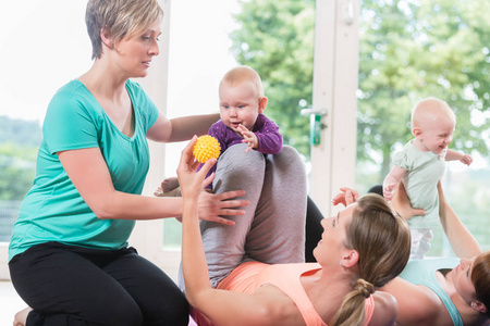 母童体操课程中的妇女及其婴儿