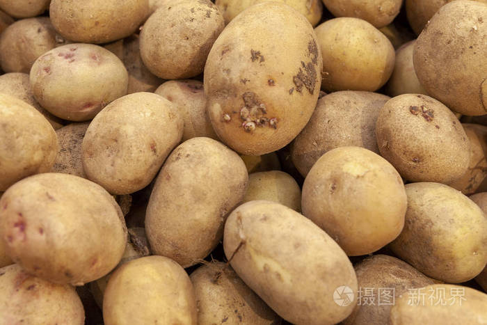 一堆新鲜的有机土豆顶部视图关闭堆马铃薯根土豆泥薯条薯条蔬菜