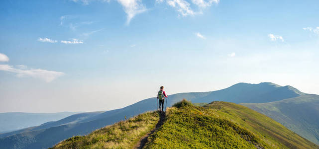 年轻女子在山中徒步旅行