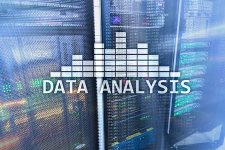 大数据分析文本在服务器室背景。互联网与现代技术理念