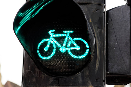 详细拍摄与切换到绿色的自行车交通灯