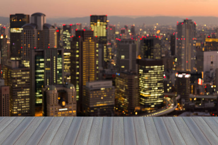 商业建筑模糊散景光在黄昏时分，日本大阪，抽象背景