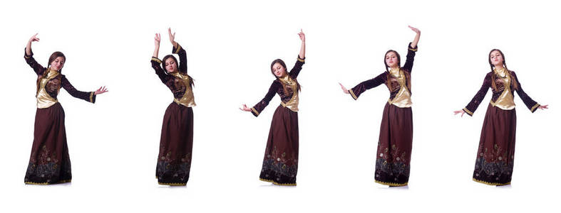 年轻的女士跳传统阿泽里舞蹈