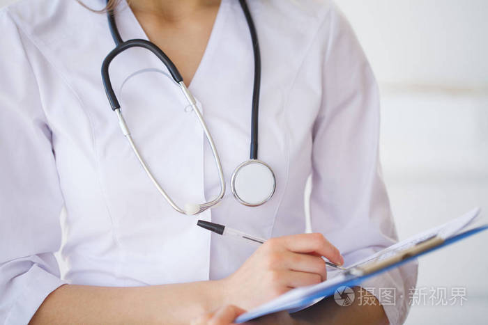 医院里有听诊器的医生.全球医疗保健和医学的概念