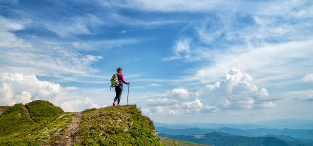 年轻女子在山中徒步旅行