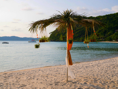 海滩伞异国情调装饰与棵椰子树 海景和岛屿度假村