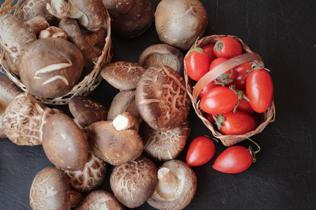 蘑菇和蔬菜的烹饪插画