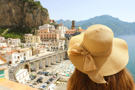 妇女与帽子看典型意大利风景 Atrani 村庄, 阿马尔菲海岸, 意大利