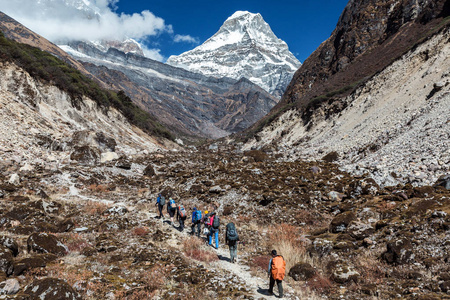 徒步旅行者在山路上行走